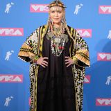 Vor wenigen Tagen feierte Madonna ihren 60. Geburtstag. Ihren Ehrentag zelebrierte sie mit einer einwöchigen Sause in Marokko. Von dort stammt auch ihr Outfit, das sie bei den Video Music Awards präsentierte. Denn Madonnas selbst ernannter Titel lautet: Berber-Queen. Bei dem gehörnten Kopfschmuck sollte man wohl lieber nicht widersprechen.