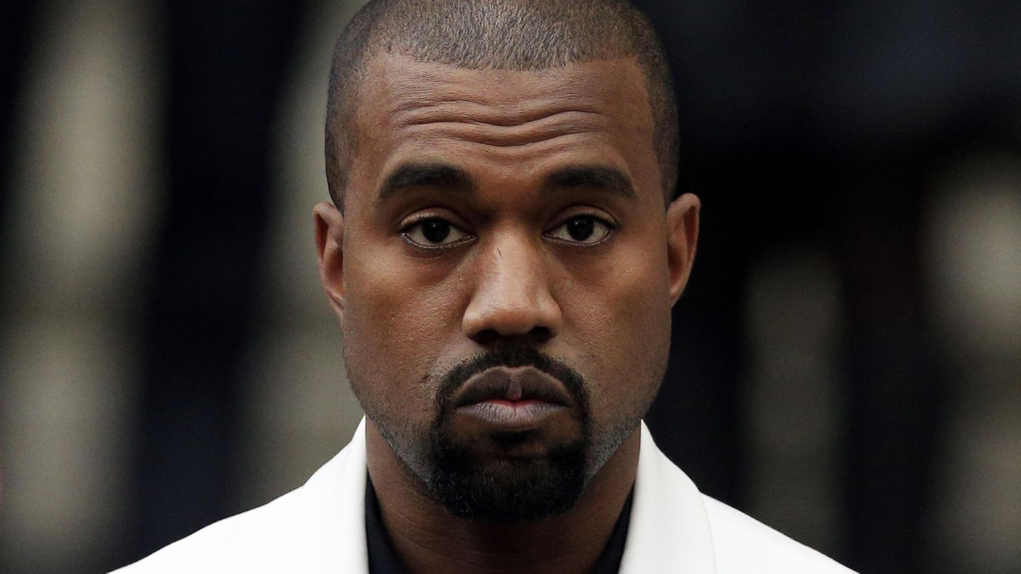 Der US-Rapper und Modedesigner Kanye West hat auf der Hochzeit des Rappers "2 Chainz" mit seinen neuen "Yeezy Slides" wiedermal für Häme im Netz gesorgt