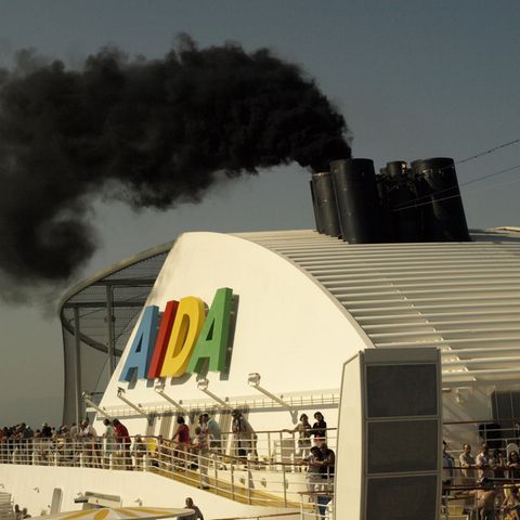 Rauchender Schornstein bei einem älteren Schiff von Aida Cruises im Hafen von Valencia