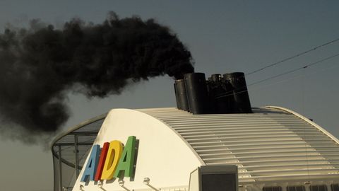 Rauchender Schornstein bei einem älteren Schiff von Aida Cruises im Hafen von Valencia