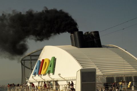 Rauchender Schornstein bei einem älteren Schiff von Aida Cruises im Hafen von Valencia
