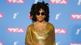 Auch Rockstar Lenny Kravitz hatte schon bessere Auftritt als im goldenen Putz-Lappen und blauer Wildlederhose.
