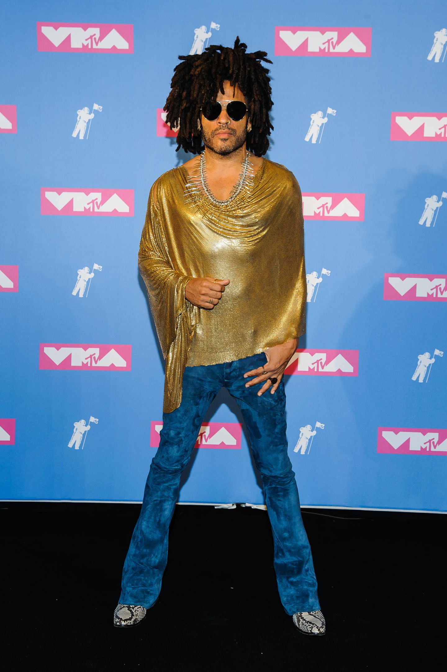 Auch Rockstar Lenny Kravitz hatte schon bessere Auftritt als im goldenen Putz-Lappen und blauer Wildlederhose.