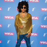 Auch Rockstar Lenny Kravitz hatte schon bessere Auftritt als im goldenen Putz-Lappen und blauer Wildlederhose.