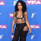 Bequem mag die schwarze Hose mit Cut-Outs ja sein - schön ist allerdings etwas anderes. Trotzdem entschieden sich gleich zwei Frauen für dieses seltsame Outfit: Rapperin Dreamdoll und ...