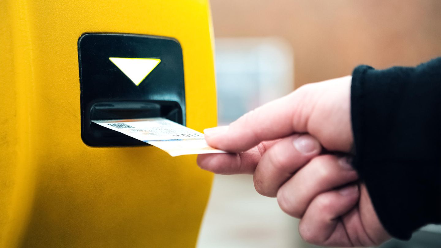 Wer ohne gültiges Ticket im öffentlichen Nahverkehr unterwegs ist, muss Strafe zahlen (Symbolbild)