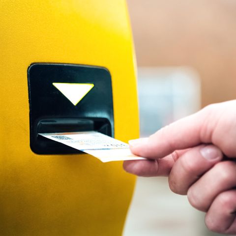 Wer ohne gültiges Ticket im öffentlichen Nahverkehr unterwegs ist, muss Strafe zahlen (Symbolbild)