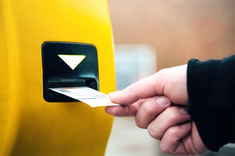 Wer ohne gültiges Ticket im öffentlichen Nahverkehr unterwegs ist, muss Strafe zahlen (Symbolbild)
