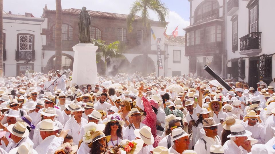 La Isla Bonita: Während des Karnevals wird ausgiebig gefeiert, wie hier auf der Los Indianos Party in Santa Cruz de La Palma. Während des Karnevals wird ausgiebig gefeiert, wie hier auf der Los Indianos Party in Santa Cruz de La Palma.