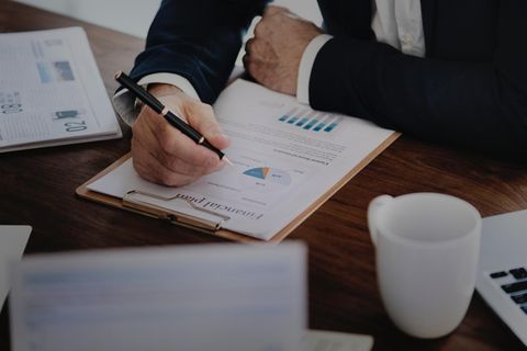 Eine Mann füllt ein Formular auf einem Klemmbrett aus