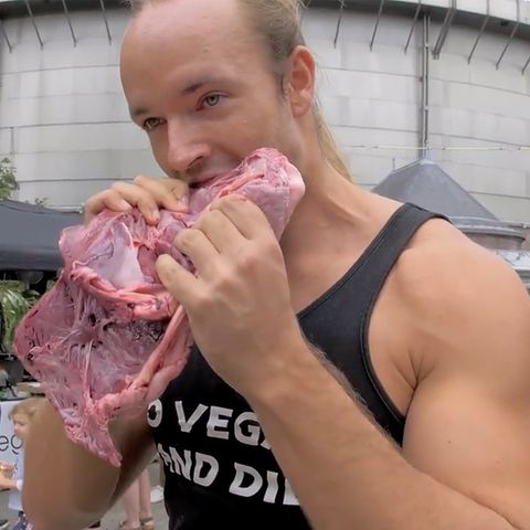 Unappetitlicher Protest: Anti-Veganer isst rohes Fleisch auf veganem Festival – und dann wird's brenzlig