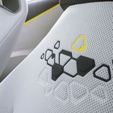 Die Sitze haben Polster mit einer Stickerei