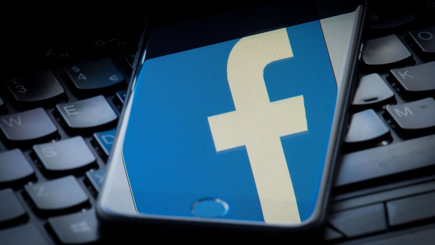 Facebook-Logo auf Smartphone - Netzwerk löscht Fake-Accounts und stoppt politische Kampagne