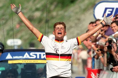 Jan Ullrich reißt beim Passieren des Zielstrichs in Andorra jubelnd die Arme hoch