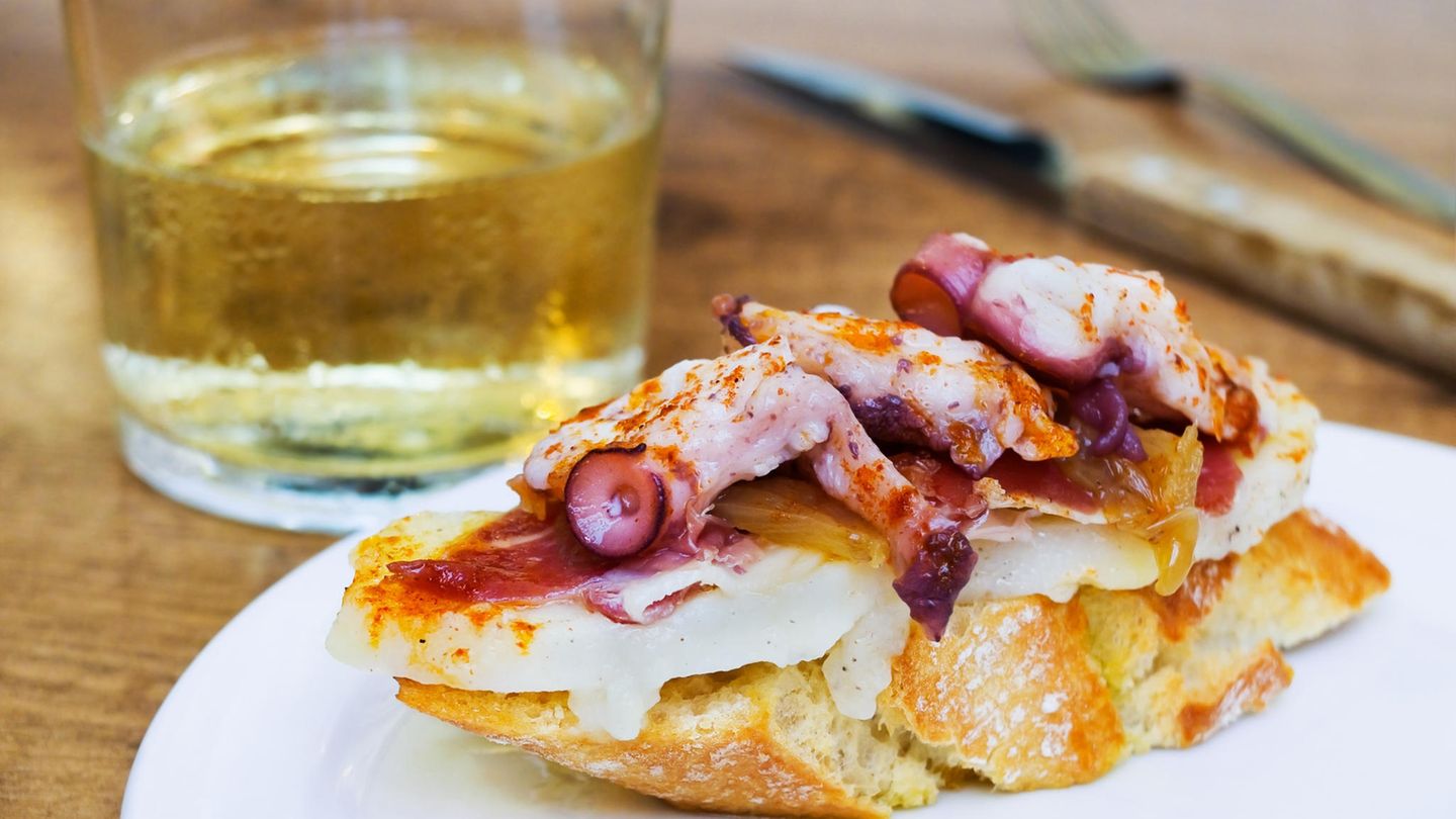 Platz 1: Pintxos, San Sebastian  Diese Leckerbissen sind eigentlich mit spanischen Tapas vergleichbar. Gegessen werden sie immer in Begleitung mit einem Drink. Die besten Pintxos soll es laut dem "Lonely Planet" im nordspanischen San Sebastian geben. Ursprünglich waren sie einfache Sandwiches, heute ist der Kulinarik keine Grenzen gesetzt, auch die Hoch- und Molekularküche haben die kleinen Brötchen für sich entdeckt.