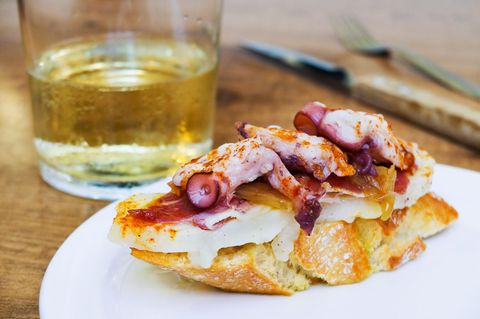 Platz 1: Pintxos, San Sebastian  Diese Leckerbissen sind eigentlich mit spanischen Tapas vergleichbar. Gegessen werden sie immer in Begleitung mit einem Drink. Die besten Pintxos soll es laut dem "Lonely Planet" im nordspanischen San Sebastian geben. Ursprünglich waren sie einfache Sandwiches, heute ist der Kulinarik keine Grenzen gesetzt, auch die Hoch- und Molekularküche haben die kleinen Brötchen für sich entdeckt.