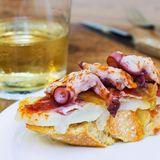 Platz 1: Pintxos, San Sebastian  Diese Leckerbissen sind eigentlich mit spanischen Tapas vergleichbar. Gegessen werden sie immer in Begleitung mit einem Drink. Die besten Pintxos soll es laut dem "Lonely Planet" im nordspanischen San Sebastian geben. Ursprünglich waren sie einfache Sandwiches, heute ist der Kulinarik keine Grenzen gesetzt, auch die Hoch- und Molekularküche haben die kleinen Brötchen für sich entdeckt.