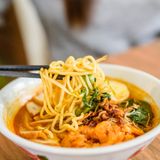Platz 2: Curry Laksa, Kuala Lumpur  Curry Laksa ist einfach eine Schüssel köstliches Essen. ImnKuala Lumpur, der Hauptstadt Malaysias, findet man das beste Laksa der Stadt. Kleine Straßenverkäufer bereiten die reichhaltige und cremige Nudelsuppe zu. Lonely Planet empfiehlt den Stand zu wählen, an dem die meisten Leute anstehen. Das Geheimnis des Laksas? Ein ausgewogener Mix aus Gewürzen und Aromen wie frischer Kurkuma, Galangal, Chili, Shrimppaste, die mit Kokosmilch und Nudeln verfeinert wird. Dazu gibt es Hühnchen, Schrimps, Tofu, Sojasprossen und einen Spirtzer Limette.