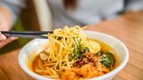 Platz 2: Curry Laksa, Kuala Lumpur  Curry Laksa ist einfach eine Schüssel köstliches Essen. ImnKuala Lumpur, der Hauptstadt Malaysias, findet man das beste Laksa der Stadt. Kleine Straßenverkäufer bereiten die reichhaltige und cremige Nudelsuppe zu. Lonely Planet empfiehlt den Stand zu wählen, an dem die meisten Leute anstehen. Das Geheimnis des Laksas? Ein ausgewogener Mix aus Gewürzen und Aromen wie frischer Kurkuma, Galangal, Chili, Shrimppaste, die mit Kokosmilch und Nudeln verfeinert wird. Dazu gibt es Hühnchen, Schrimps, Tofu, Sojasprossen und einen Spirtzer Limette.