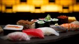 Platz 3: Sushi, Tokio  Die Autoren vom Lonely Planet empfehlen, sich ein Sushi-Restaurant auszusuchen und sich Zeit dafür zu nehmen mit dem Sushimeister zu interagieren. Nirgendwo kann man die traditionelle kulinarische Kunst besser kennenlernen als in Tokio. Die Sushimeister verbringen Jahrzehnte damit, ihr Sushi zu perfektionieren. Wenn Sie wissen wollen, wie Sie gutes Sushi erkennen, lesen Sie mehr dazu hier!