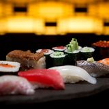 Platz 3: Sushi, Tokio  Die Autoren vom Lonely Planet empfehlen, sich ein Sushi-Restaurant auszusuchen und sich Zeit dafür zu nehmen mit dem Sushimeister zu interagieren. Nirgendwo kann man die traditionelle kulinarische Kunst besser kennenlernen als in Tokio. Die Sushimeister verbringen Jahrzehnte damit, ihr Sushi zu perfektionieren. Wenn Sie wissen wollen, wie Sie gutes Sushi erkennen, lesen Sie mehr dazu hier!