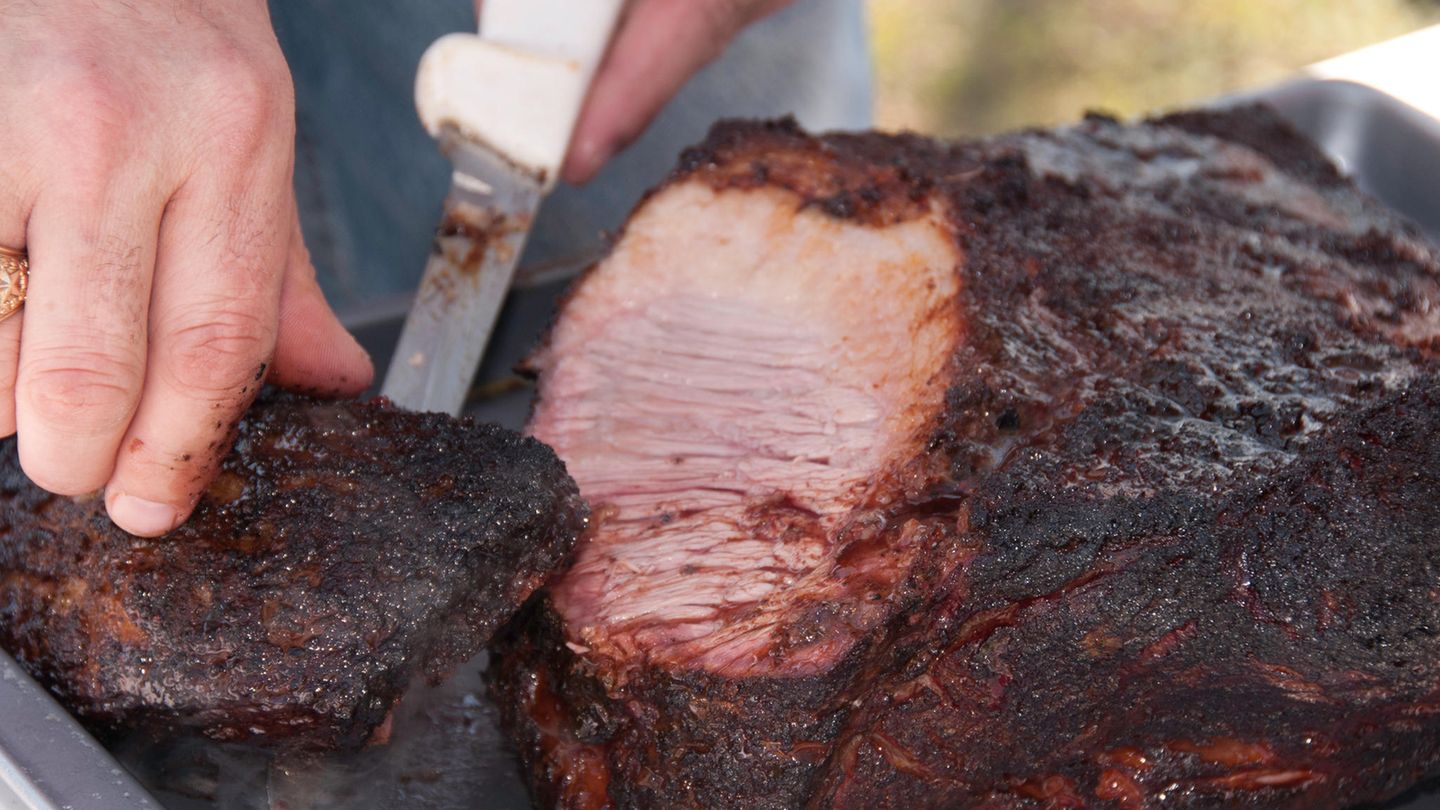 Lonely Planets Ultimate Eatlist: Platz 4: Beef brisket, Texas Die Texaner lieben ihr gegrilltes Fleisch. Und an keinem anderen Ort der Welt bekommt man ein besseres Beef brisket als dort. Dazu wird Rindfleisch mit Salz und Pfeffer eingerieben und dann über Eichenholz langsam und bei Niedrigtemperatur gesmokt. Bis das Fleisch auseinanderfällt. Hier geht's zum Rezept! Platz 4: Beef brisket, Texas Die Texaner lieben ihr gegrilltes Fleisch. Und an keinem anderen Ort der Welt bekommt man ein besseres Beef brisket als dort. Dazu wird Rindfleisch mit Salz und Pfeffer eingerieben und dann über Eichenholz langsam und bei Niedrigtemperatur gesmokt. Bis das Fleisch auseinanderfällt. Hier geht's zum Rezept!