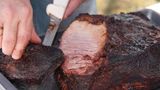Platz 4: Beef brisket, Texas  Die Texaner lieben ihr gegrilltes Fleisch. Und an keinem anderen Ort der Welt bekommt man ein besseres Beef brisket als dort. Dazu wird Rindfleisch mit Salz und Pfeffer eingerieben und dann über Eichenholz langsam und bei Niedrigtemperatur gesmokt. Bis das Fleisch auseinanderfällt. Hier geht's zum Rezept!