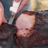 Platz 4: Beef brisket, Texas  Die Texaner lieben ihr gegrilltes Fleisch. Und an keinem anderen Ort der Welt bekommt man ein besseres Beef brisket als dort. Dazu wird Rindfleisch mit Salz und Pfeffer eingerieben und dann über Eichenholz langsam und bei Niedrigtemperatur gesmokt. Bis das Fleisch auseinanderfällt. Hier geht's zum Rezept!