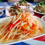 Platz 5: Som Tam, Bangkok  Er wird auch grüner Papayasalat genannt. Und ist eine kulinarische Offenbarung: Jeder Bissen knallt im Mund. Der Salat ist sauer, süß, salzig und ziemlich scharf. Auch die Textur des Salats ist außergewöhnlich: Die Nüsse machen ihn knackig, die Papaya und die Möhren kühlen im Mund, und die Shrimps und Tomaten geben Saftigkeit ab. Am besten kauft man sich eine Portion an den vielen Straßenständen in Thailands Hauptstadt Bangkok. Hier geht's zum Rezept!