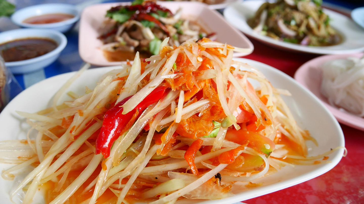 Lonely Planets Ultimate Eatlist: Platz 5: Som Tam, Bangkok Er wird auch grüner Papayasalat genannt. Und ist eine kulinarische Offenbarung: Jeder Bissen knallt im Mund. Der Salat ist sauer, süß, salzig und ziemlich scharf. Auch die Textur des Salats ist außergewöhnlich: Die Nüsse machen ihn knackig, die Papaya und die Möhren kühlen im Mund, und die Shrimps und Tomaten geben Saftigkeit ab. Am besten kauft man sich eine Portion an den vielen Straßenständen in Thailands Hauptstadt Bangkok. Hier geht's zum Rezept! Platz 5: Som Tam, Bangkok Er wird auch grüner Papayasalat genannt. Und ist eine kulinarische Offenbarung: Jeder Bissen knallt im Mund. Der Salat ist sauer, süß, salzig und ziemlich scharf. Auch die Textur des Salats ist außergewöhnlich: Die Nüsse machen ihn knackig, die Papaya und die Möhren kühlen im Mund, und die Shrimps und Tomaten geben Saftigkeit ab. Am besten kauft man sich eine Portion an den vielen Straßenständen in Thailands Hauptstadt Bangkok. Hier geht's zum Rezept!
