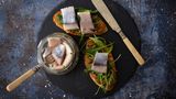 Platz 6: Smørrebrød, Kopenhagen  Der Lonely Planet betitel das dänische Smørrebrød als "Brot des Himmels" und tatsächlich handelt es sich dabei meist um eine Scheibe Roggenbrot mit Butter und einem großen Berg an Toppings, wie beispielsweise eingelegter Hering, Zwiebeln und Dill oder Eier, Shrimps, Mayonnaise, Dill und Zitrone oder aber Roast Beef mit Essiggurken, Zwiebeln und Meerrettich. Die Kombinationen sind unendlich und allesamt sehr lecker.
