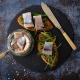 Platz 6: Smørrebrød, Kopenhagen  Der Lonely Planet betitel das dänische Smørrebrød als "Brot des Himmels" und tatsächlich handelt es sich dabei meist um eine Scheibe Roggenbrot mit Butter und einem großen Berg an Toppings, wie beispielsweise eingelegter Hering, Zwiebeln und Dill oder Eier, Shrimps, Mayonnaise, Dill und Zitrone oder aber Roast Beef mit Essiggurken, Zwiebeln und Meerrettich. Die Kombinationen sind unendlich und allesamt sehr lecker.