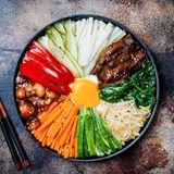 Platz 8: Bibimbap, Seoul  Die koreanische Version einer Schlüssel voll Glück: Bibimbap. Rindfleisch und gedünstetes Gemüse wie Shiitake-Pilze, Spinat, Zucchini werden schön über warmen Reis, einer aromatischen Chilipaste und einem rohen oder gebratenen Ei drapiert. Entweder wird das Gericht kalt oder in einem kochend heißen Tontopf serviert. Was Sie außerdem in Korea essen sollten, erfahren Sie hier!