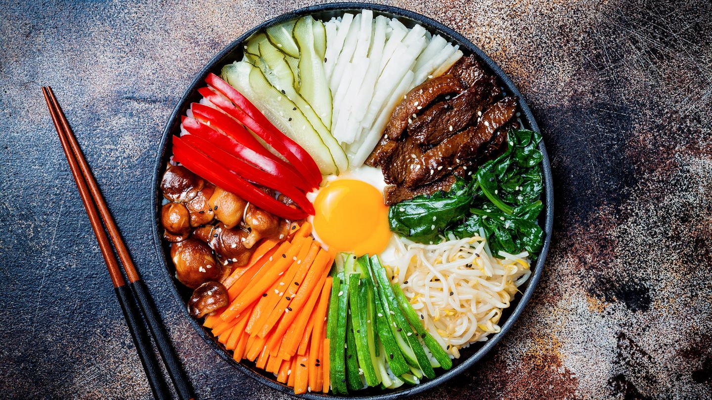 Lonely Planets Ultimate Eatlist: Platz 8: Bibimbap, Seoul Die koreanische Version einer Schlüssel voll Glück: Bibimbap. Rindfleisch und gedünstetes Gemüse wie Shiitake-Pilze, Spinat, Zucchini werden schön über warmen Reis, einer aromatischen Chilipaste und einem rohen oder gebratenen Ei drapiert. Entweder wird das Gericht kalt oder in einem kochend heißen Tontopf serviert. Was Sie außerdem in Korea essen sollten, erfahren Sie hier! Platz 8: Bibimbap, Seoul Die koreanische Version einer Schlüssel voll Glück: Bibimbap. Rindfleisch und gedünstetes Gemüse wie Shiitake-Pilze, Spinat, Zucchini werden schön über warmen Reis, einer aromatischen Chilipaste und einem rohen oder gebratenen Ei drapiert. Entweder wird das Gericht kalt oder in einem kochend heißen Tontopf serviert. Was Sie außerdem in Korea essen sollten, erfahren Sie hier!