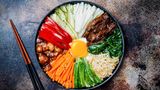 Platz 8: Bibimbap, Seoul  Die koreanische Version einer Schlüssel voll Glück: Bibimbap. Rindfleisch und gedünstetes Gemüse wie Shiitake-Pilze, Spinat, Zucchini werden schön über warmen Reis, einer aromatischen Chilipaste und einem rohen oder gebratenen Ei drapiert. Entweder wird das Gericht kalt oder in einem kochend heißen Tontopf serviert. Was Sie außerdem in Korea essen sollten, erfahren Sie hier!