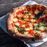 Platz 9: Pizza Margherita, Neapel  Dankbar muss die Welt sein, dass die Neapoletaner die Pizza erfanden. Nirgendwo isst man sie besser als in den engen Gässchen Neapels. Entweder in einer alteingesessenen Pizzeria oder aber auf die Hand, am besten gefaltet, so können alle Aromen und Texturen gleichzeitig genossen werden. Hier erfahren Sie, wie man Pizza am besten isst!