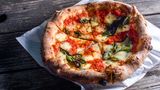 Platz 9: Pizza Margherita, Neapel  Dankbar muss die Welt sein, dass die Neapoletaner die Pizza erfanden. Nirgendwo isst man sie besser als in den engen Gässchen Neapels. Entweder in einer alteingesessenen Pizzeria oder aber auf die Hand, am besten gefaltet, so können alle Aromen und Texturen gleichzeitig genossen werden. Hier erfahren Sie, wie man Pizza am besten isst!