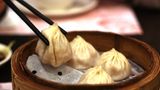 Platz 10: Dim Sum, Hongkong  Dim Sum heißt nichts anderes als "leichter Snack" und wird auf der ganzen Welt serviert. Aber nirgendwo schmecken sie so gut, wie in Hongkong, so die Experten vom "Lonely Planet". Man bekommt sie dort in diversen Ausführungen - von einfach bis fancy. Traditionell befindet sich in den gedämpften Teigtaschen Schweinefleisch oder Shrimps, es gibt sie aber auch mit Jakobsmuscheln, Kaviar, Shrimps und Foie Gras. 