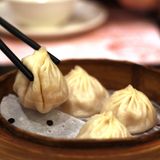 Platz 10: Dim Sum, Hongkong  Dim Sum heißt nichts anderes als "leichter Snack" und wird auf der ganzen Welt serviert. Aber nirgendwo schmecken sie so gut, wie in Hongkong, so die Experten vom "Lonely Planet". Man bekommt sie dort in diversen Ausführungen - von einfach bis fancy. Traditionell befindet sich in den gedämpften Teigtaschen Schweinefleisch oder Shrimps, es gibt sie aber auch mit Jakobsmuscheln, Kaviar, Shrimps und Foie Gras. 