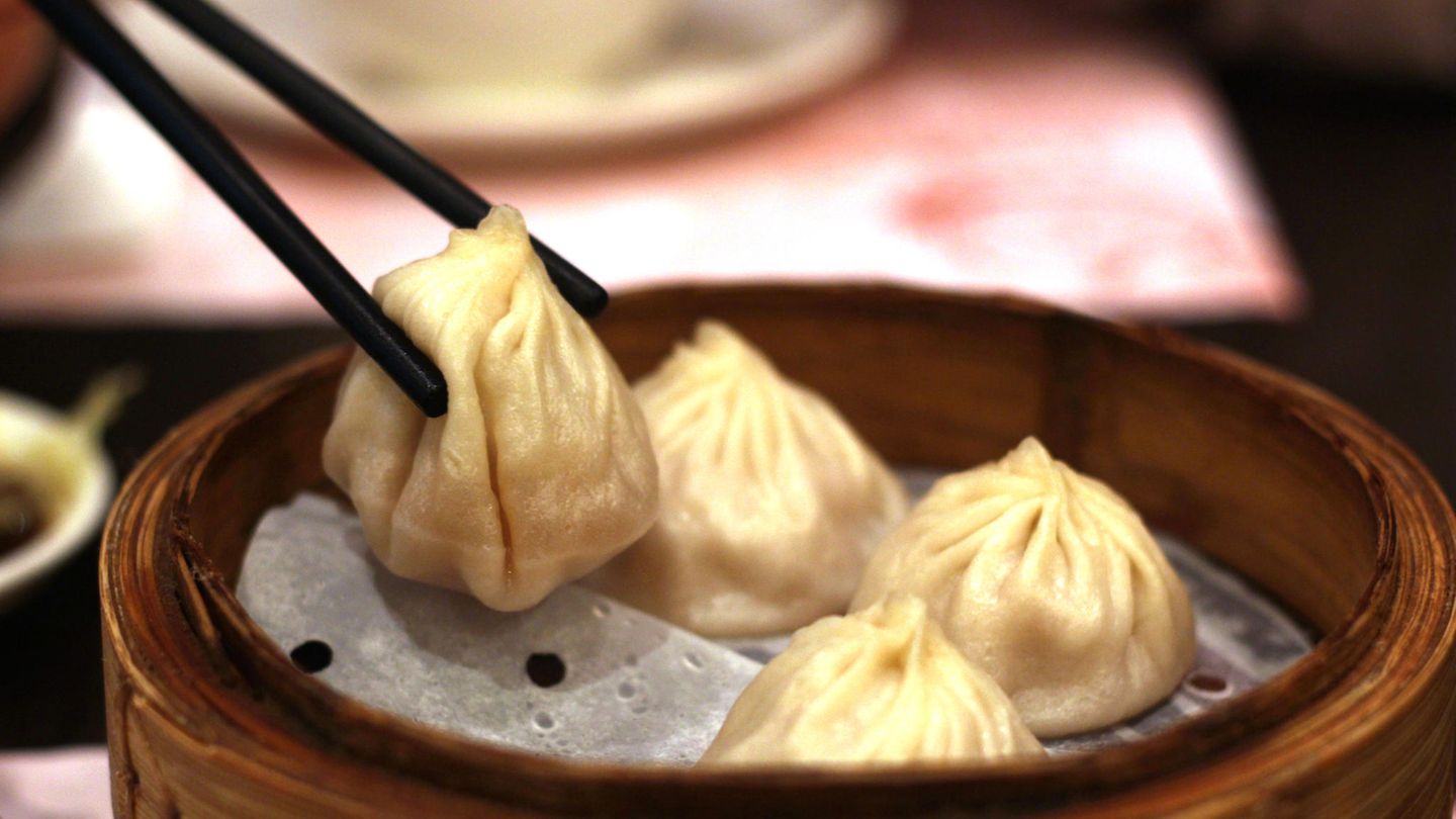 Platz 10: Dim Sum, Hongkong  Dim Sum heißt nichts anderes als "leichter Snack" und wird auf der ganzen Welt serviert. Aber nirgendwo schmecken sie so gut, wie in Hongkong, so die Experten vom "Lonely Planet". Man bekommt sie dort in diversen Ausführungen - von einfach bis fancy. Traditionell befindet sich in den gedämpften Teigtaschen Schweinefleisch oder Shrimps, es gibt sie aber auch mit Jakobsmuscheln, Kaviar, Shrimps und Foie Gras. 