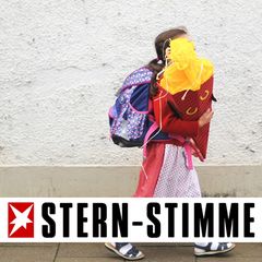 Ein Mädchen geht im Dirndl zu Einschulung