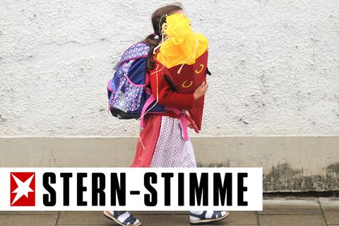 Ein Mädchen geht im Dirndl zu Einschulung