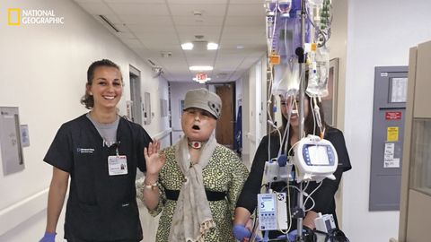 20 Tage nach Katies Transplantation: Während einer ihrer täglichen Spaziergänge durch die Flure des Krankenhauses singt Katie.