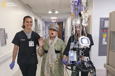 20 Tage nach Katies Transplantation: Während einer ihrer täglichen Spaziergänge durch die Flure des Krankenhauses singt Katie.