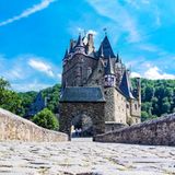 Die Burg Eltz aus dem 12. Jahrhundert liegt im Tal der Elz in Rheinland-Pfalz, die das Maifeld von der Eifel trennt.