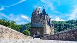 Die Burg Eltz aus dem 12. Jahrhundert liegt im Tal der Elz in Rheinland-Pfalz, die das Maifeld von der Eifel trennt.