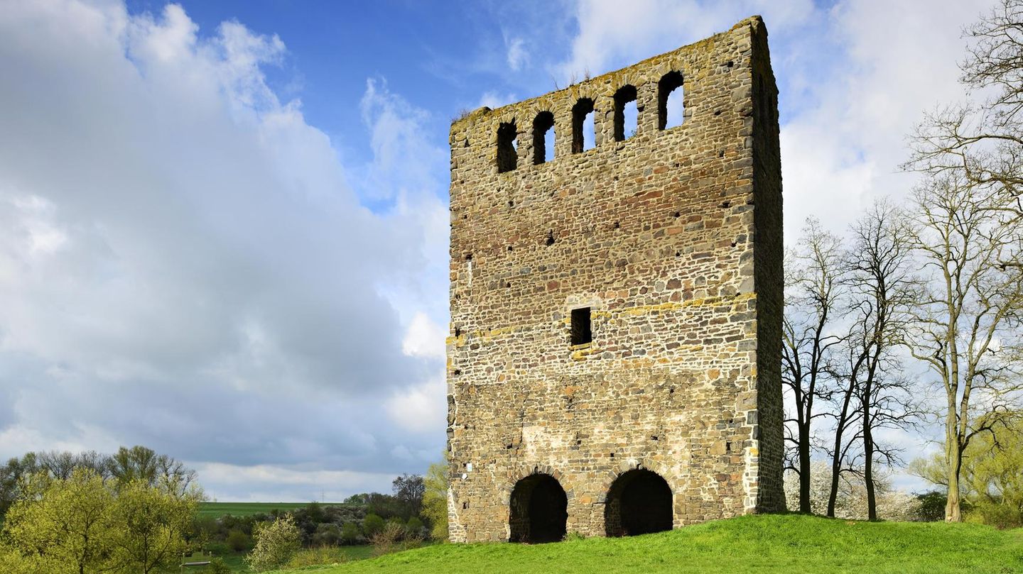 Die Romanische Kirchenruine Wüstung Nordhusen liegt an der Straße der Romanik in der Nähe von Haldensleben in Sachsen-Anhalt