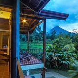 Casa Luna Hotel & Spa  Schlafen mitten im Grünen und im Antlitz des Bilderbuchvulkans Arenal. Das Casa Luna mit ihrem Pool steht bei Fortuna de San Carlos im Anblick des majestätischen Vulkans im Norden des Landes. Die Ökolodge im Kolonialstil ist idealer Ausgangspunkt für Ausflüge zu den dortigen Wasserfällen, Vulkanen und Höhlen.  Infos: www.casalunahotel.com