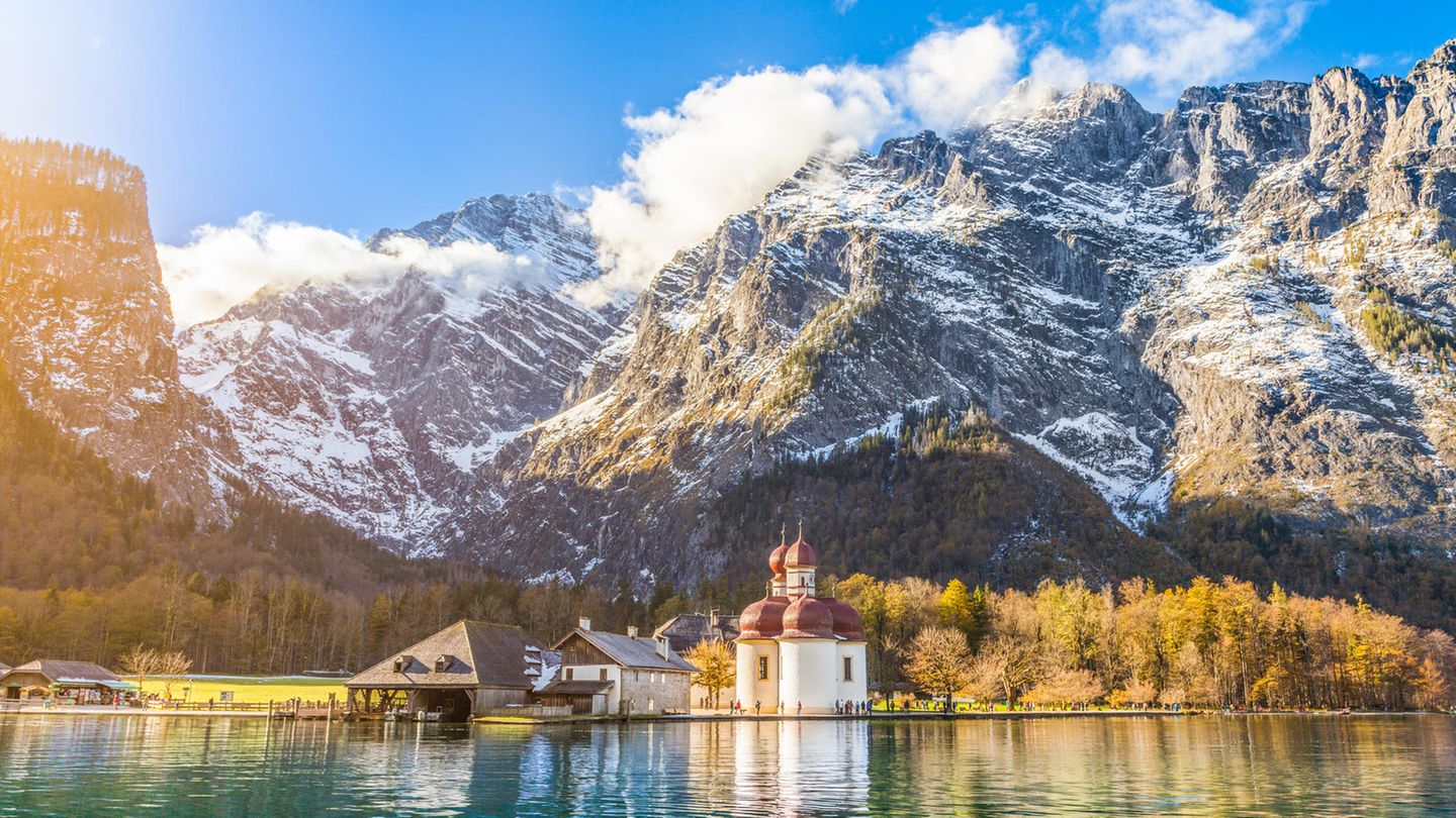 Panoramablick auf die berühmte Pilgerkirche St.Bartholomae am Königsee im Nationalpark Berchtesgadener Land in Bayern