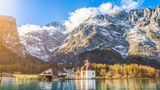 Panoramablick auf die berühmte Pilgerkirche St.Bartholomae am Königsee im Nationalpark Berchtesgadener Land in Bayern